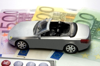 Autofinanzierung, Auto mit Geldscheinen
