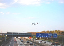 Flugzeug über der Autobahn im Anflug zum Frankfurter Flughafen