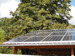 Carport mit Solarmodulen