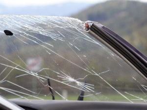 Windschutzscheibe mit Rissen
